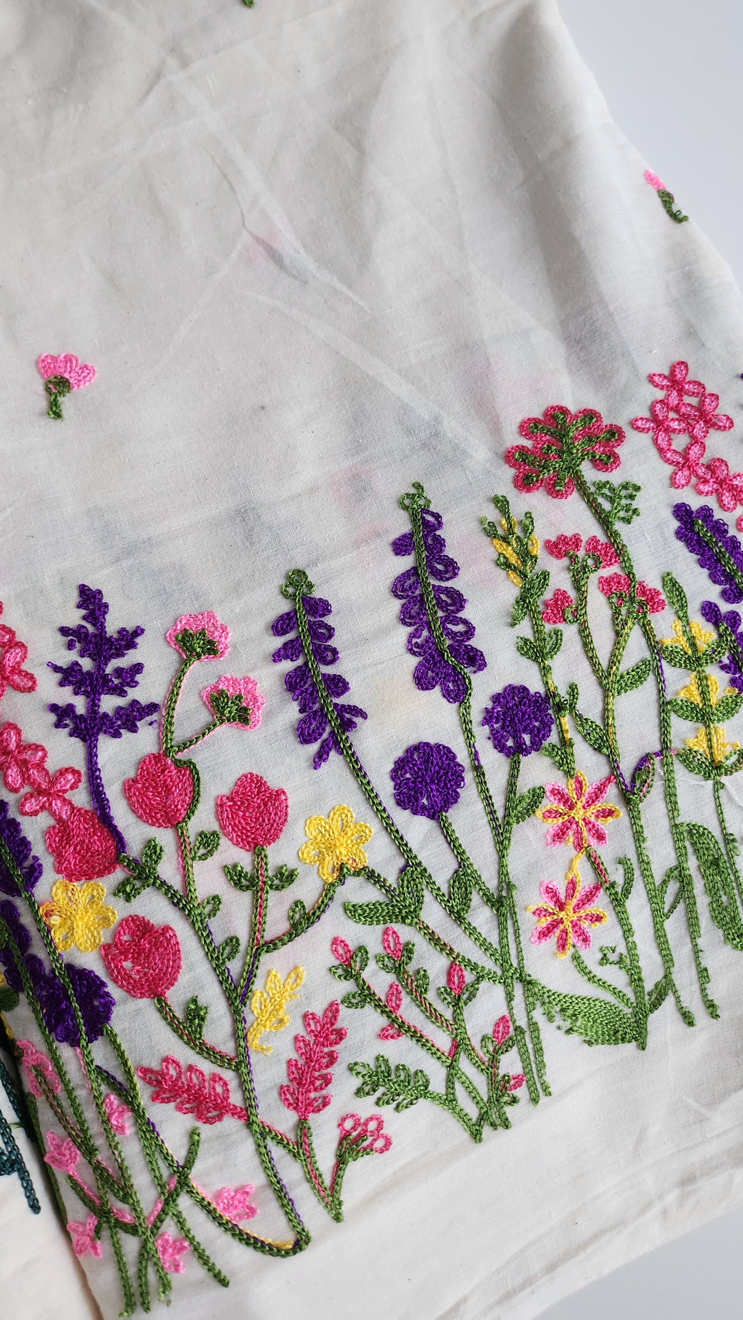Pure kora cotton with beautiful floral and leaf embroidery work with daman and butti all over